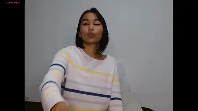 Snapshot of Gia_Lee chatting on December 4, 2025, 2:21 am Gia Lee online show from December 4, 2025, 2:21 am