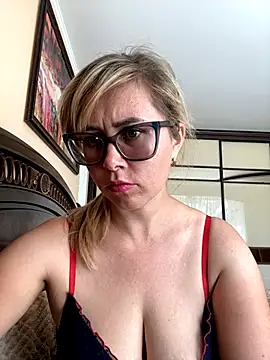 Snapshot of Crystal00Girl chatting on September 13, 2025, 8:47 am Crystal00Girl online show from September 13, 2025, 8:47 am