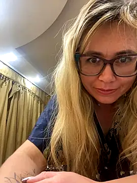 Snapshot of Crystal00Girl chatting on October 9, 2025, 12:22 am Crystal00Girl online show from October 9, 2025, 12:22 am