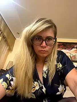 Snapshot of Crystal00Girl chatting on September 9, 2025, 9:24 pm Crystal00Girl online show from September 9, 2025, 9:24 pm