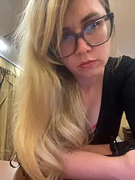 Snapshot of Crystal00Girl chatting on October 17, 2025, 7:48 pm Crystal00Girl online show from October 17, 2025, 7:48 pm