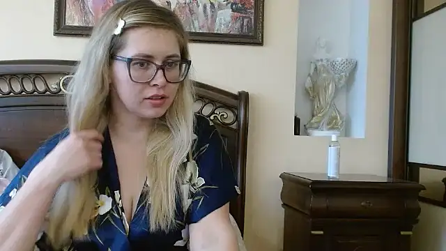 Snapshot of Crystal00Girl chatting on November 9, 2025, 9:57 am Crystal00Girl online show from November 9, 2025, 9:57 am