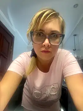 Snapshot of Crystal00Girl chatting on September 19, 2025, 11:47 am Crystal00Girl online show from September 19, 2025, 11:47 am