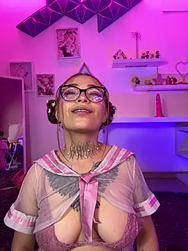 dreamleah  online show from August 9, 2026, 3:23 am