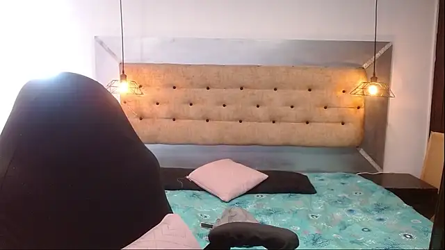 Montserrat Jay online show from December 3, 2025, 1:32 pm