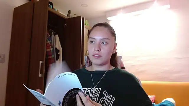 madissooon   online show from November 12, 2025, 4:05 am