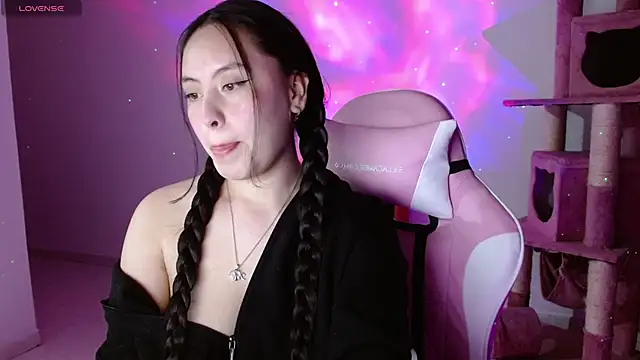 madissooon   online show from December 3, 2025, 4:57 am