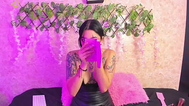 Snapshot of ImEmily444 chatting on October 19, 2025, 1:30 am ImEmily444 online show from October 19, 2025, 1:30 am