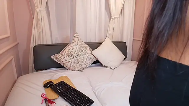 Nahomi key  online show from October 29, 2025, 7:57 pm