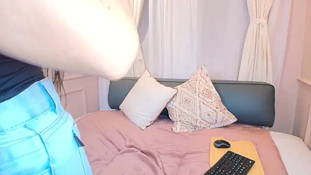 Nahomi key  online show from October 15, 2025, 7:44 pm