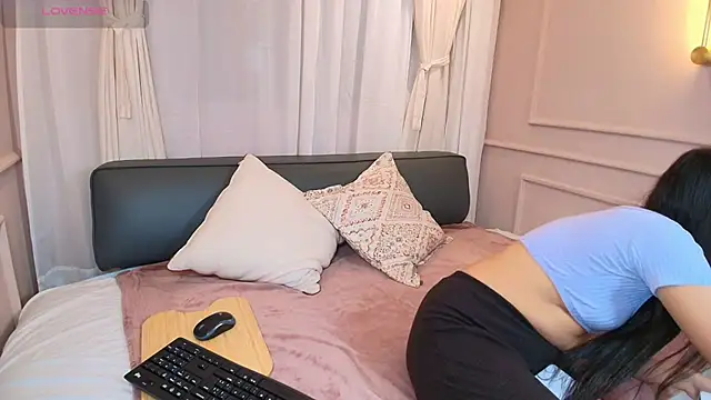 Nahomi key  online show from November 19, 2025, 7:47 pm