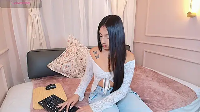 Nahomi key  online show from November 10, 2025, 8:14 pm