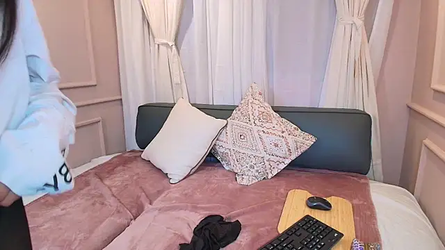 Nahomi key  online show from October 23, 2025, 7:45 pm