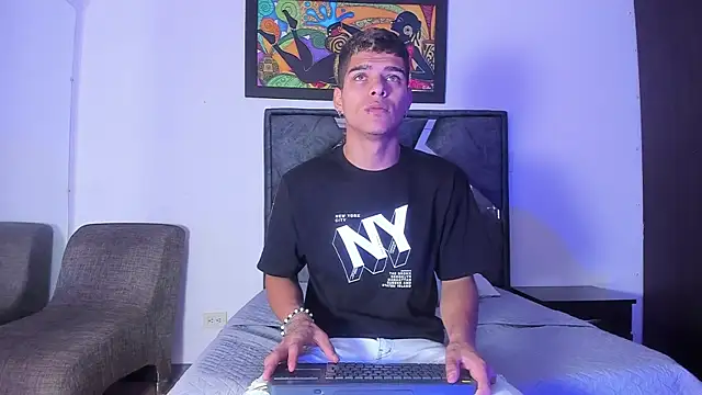 Snapshot of wyatt_3 chatting on November 7, 2025, 12:31 pm wyatt 3 online show from November 7, 2025, 12:31 pm