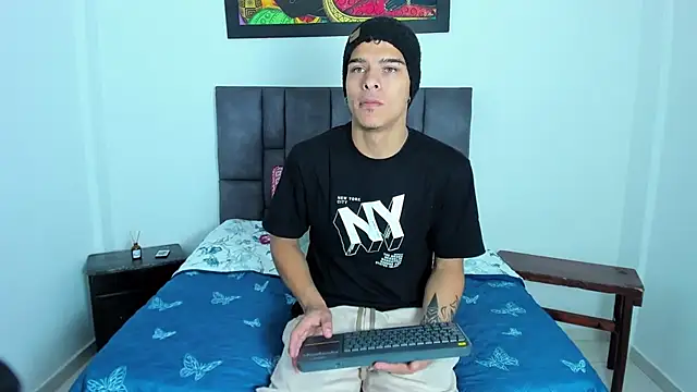 Snapshot of wyatt_3 chatting on November 21, 2025, 12:04 pm wyatt 3 online show from November 21, 2025, 12:04 pm