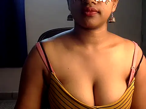 Hot-Honey20 online show from October 22, 2025, 1:32 pm