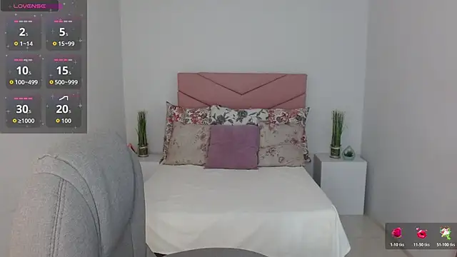 SarayVega  online show from October 30, 2025, 7:22 pm