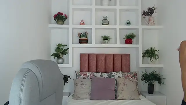 SarayVega  online show from November 19, 2025, 7:36 pm