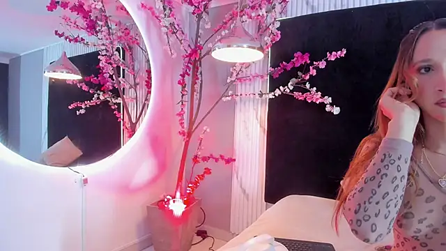 MONIK FOX CR online show from October 22, 2025, 7:35 pm