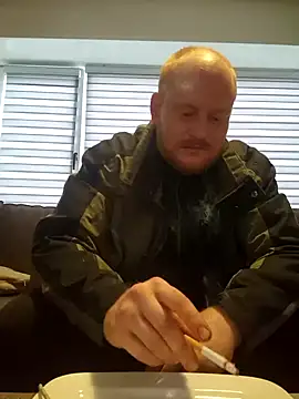 Snapshot of svenni2525 chatting on October 13, 2025, 9:33 am svenni2525 online show from October 13, 2025, 9:33 am