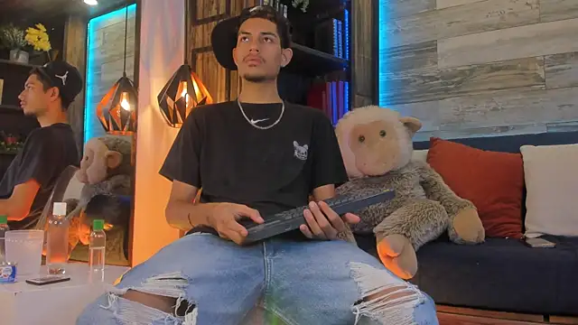 Snapshot of Adonis_WB chatting on November 18, 2025, 1:43 am Adonis WB online show from November 18, 2025, 1:43 am