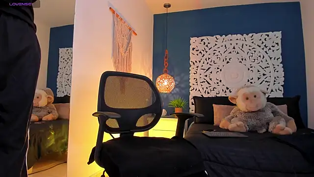 Snapshot of Adonis_WB chatting on November 6, 2025, 8:24 pm Adonis WB online show from November 6, 2025, 8:24 pm