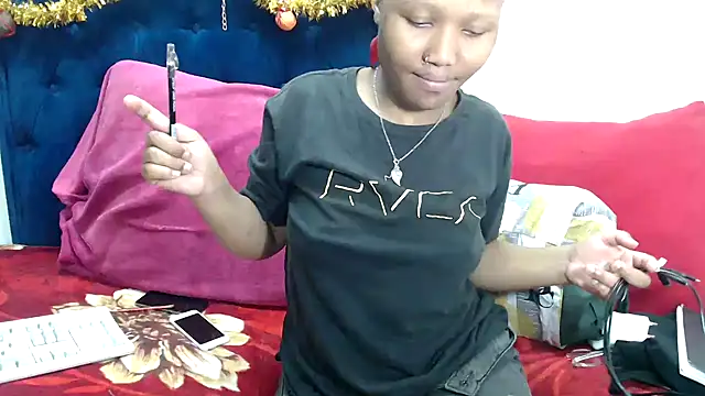 BUNNYCHOWX28 online show from December 20, 2025, 9:06 pm