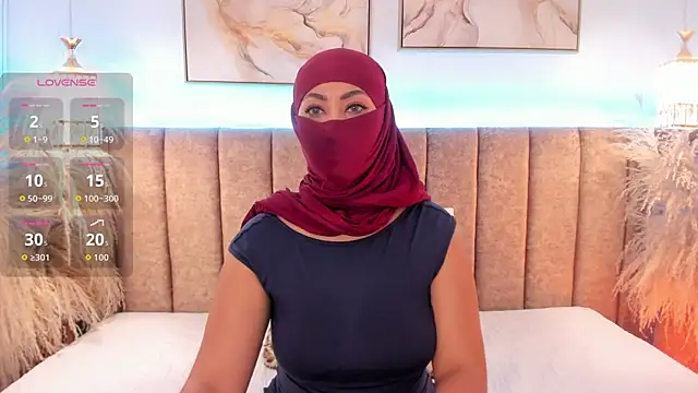 Snapshot of azza__ chatting on October 17, 2025, 12:18 pm azza online show from October 17, 2025, 12:18 pm