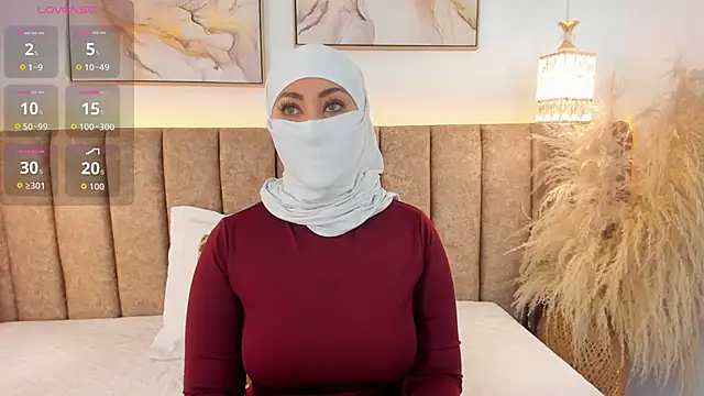 Snapshot of azza__ chatting on November 28, 2025, 11:32 am azza online show from November 28, 2025, 11:32 am