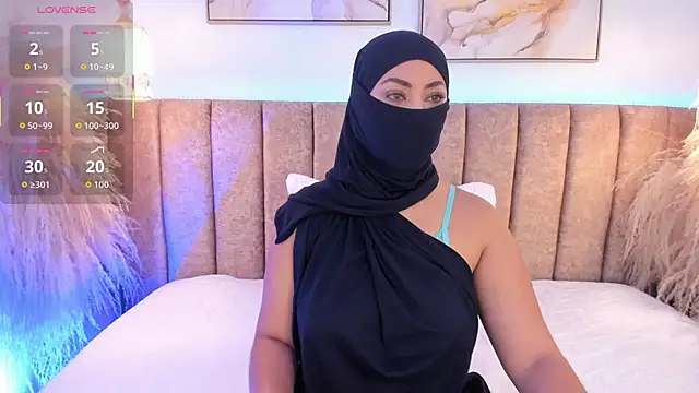 Snapshot of azza__ chatting on December 14, 2025, 2:55 pm azza online show from December 14, 2025, 2:55 pm