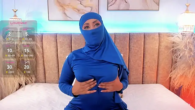 Snapshot of azza__ chatting on October 18, 2025, 12:51 pm azza online show from October 18, 2025, 12:51 pm