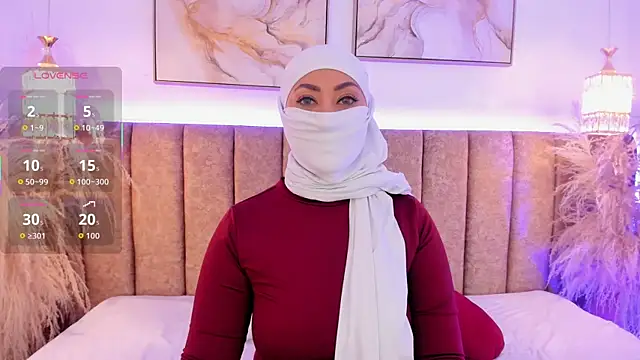 Snapshot of azza__ chatting on October 13, 2025, 12:07 pm azza online show from October 13, 2025, 12:07 pm