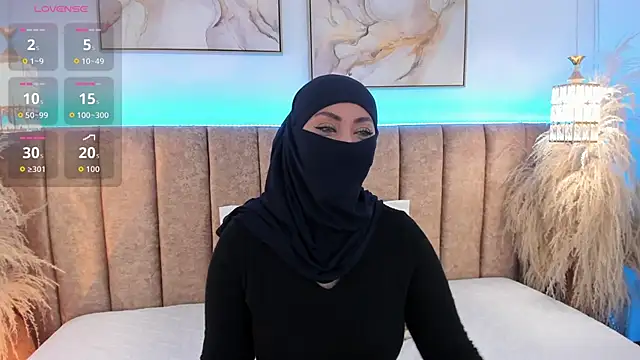 Snapshot of azza__ chatting on December 5, 2025, 12:26 pm azza online show from December 5, 2025, 12:26 pm