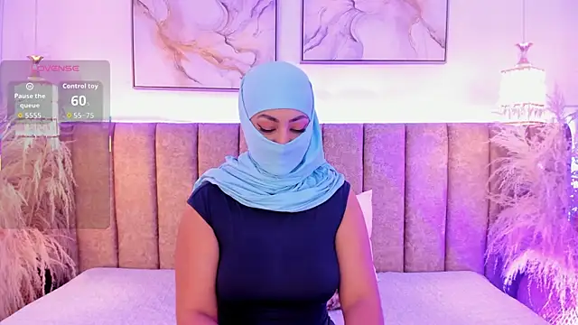 Snapshot of azza__ chatting on October 7, 2025, 11:55 am azza online show from October 7, 2025, 11:55 am