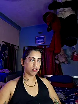 Snapshot of Love_Beauty01 chatting on July 7, 2026, 6:44 pm Love Beauty01 online show from July 7, 2026, 6:44 pm