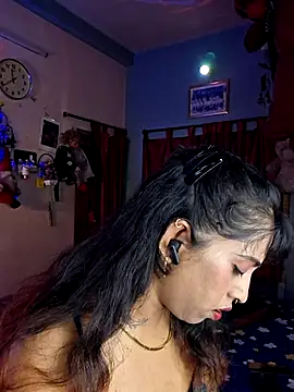 Snapshot of Love_Beauty01 chatting on May 31, 2026, 5:51 pm Love Beauty01 online show from May 31, 2026, 5:51 pm