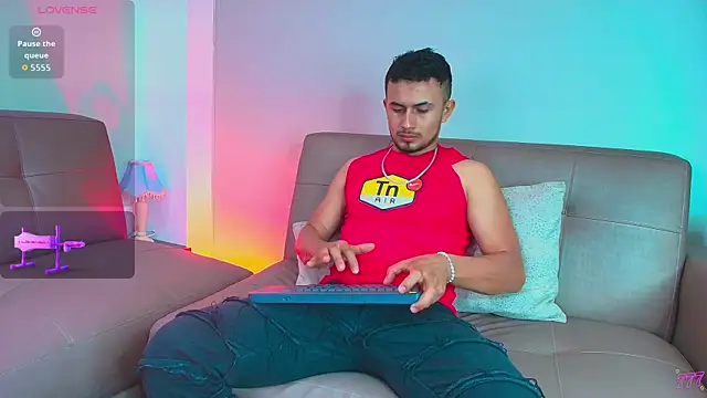 Valentiinoss online show from July 8, 2026, 9:04 pm