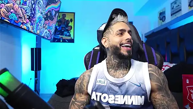 logan hugh8 online show from February 15, 2026, 8:41 pm