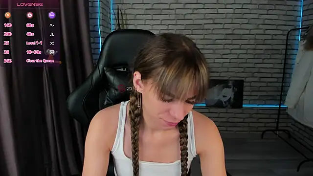 Snapshot of lasly_moon chatting on October 11, 2025, 12:00 am lasly moon online show from October 11, 2025, 12:00 am