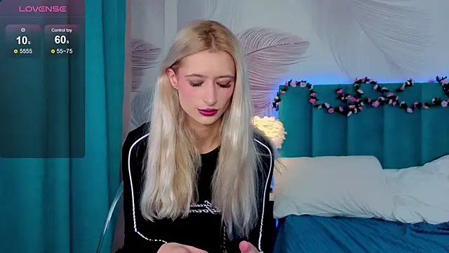 Snapshot of Monica_Leen chatting on November 26, 2025, 6:24 am Monica Leen online show from November 26, 2025, 6:24 am