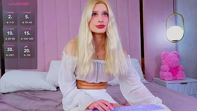 Snapshot of Monica_Leen chatting on October 10, 2025, 6:25 am Monica Leen online show from October 10, 2025, 6:25 am