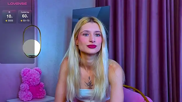 Snapshot of Monica_Leen chatting on November 4, 2025, 6:28 am Monica Leen online show from November 4, 2025, 6:28 am