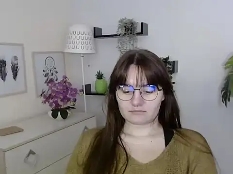 Julie Diamond online show from November 26, 2025, 4:07 pm