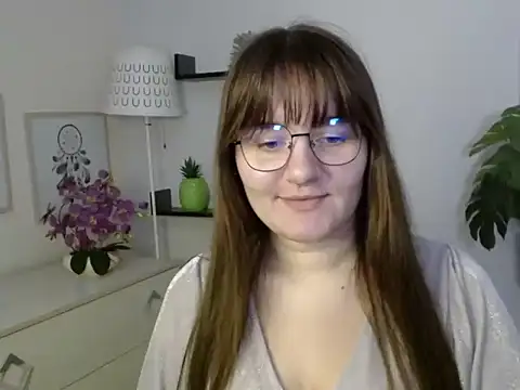 Julie Diamond online show from November 18, 2025, 2:42 pm