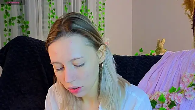 NyxaThorn online show from December 2, 2025, 2:41 pm