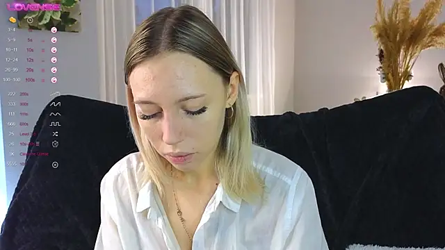 NyxaThorn online show from October 20, 2025, 2:39 pm