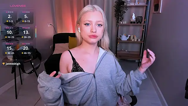 Snapshot of Millie_Vanillies chatting on November 7, 2025, 1:04 pm Millie Vanillies online show from November 7, 2025, 1:04 pm