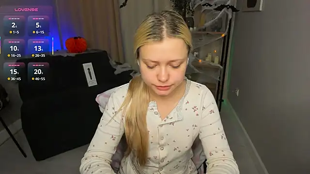 Snapshot of Millie_Vanillies chatting on October 27, 2025, 8:54 pm Millie Vanillies online show from October 27, 2025, 8:54 pm