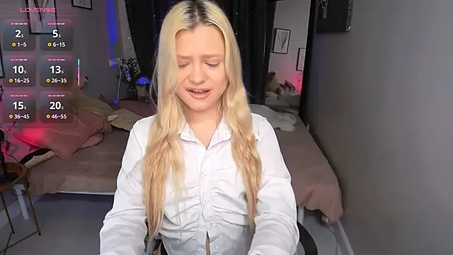 Snapshot of Millie_Vanillies chatting on October 13, 2025, 8:32 pm Millie Vanillies online show from October 13, 2025, 8:32 pm