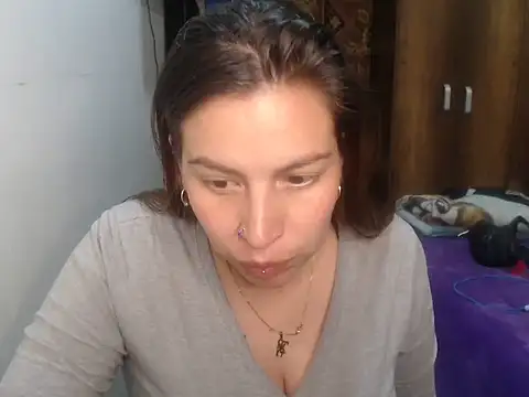 Snapshot of cloequeen15 chatting on March 13, 2026, 12:48 am cloequeen15 online show from March 13, 2026, 12:48 am